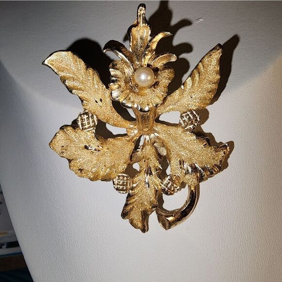 Vintage Gold Leaf Brooch with Pearl Accent - Picture 3 of 3